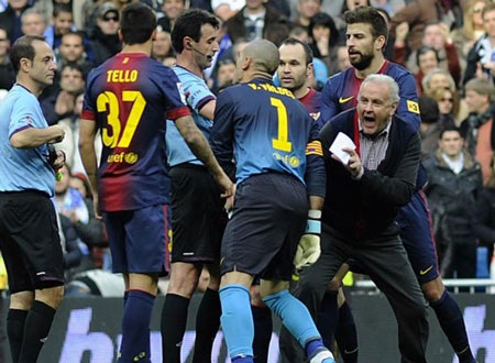 Bị đuổi khỏi sân, Valdes đòi tẩn trọng tài - 1 Valdes phản ứng khi trọng tài từ chối quả 11m của Barcelona...