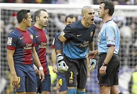 Bị đuổi khỏi sân, Valdes đòi tẩn trọng tài - 2 ...trong tình huống Adriano bị Pepe đốn ngã ở cuối trận