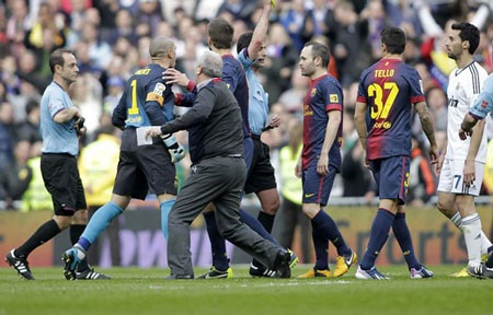 Bị đuổi khỏi sân, Valdes đòi tẩn trọng tài - 4 Tuy nhiên, thủ thành Barcelona tiếp tục phản ứng