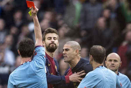 Bị đuổi khỏi sân, Valdes đòi tẩn trọng tài - 6 Valdes không kiềm chế được đòi vào tấn công trọng tài