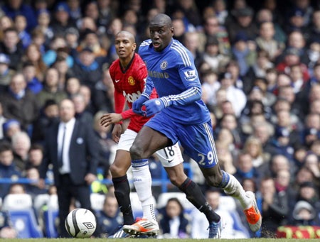 Demba Ba tỏa sáng giúp Chelsea vượt qua MU ở tứ kết FA Cup
