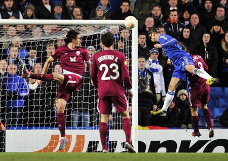 Torres lập cú đúp giúp Chelsea hạ Anzhi ở Europa League