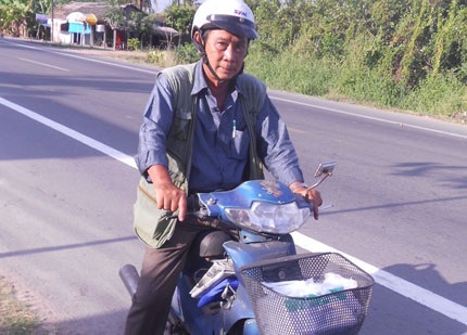Mục sở thị sự đói nghèo của con trai công tử Bạc Liêu - 1 Anh Trần Trinh Đức – con trai Công tử Bạc Liêu bên chiếc xe máy cũ kỹ.