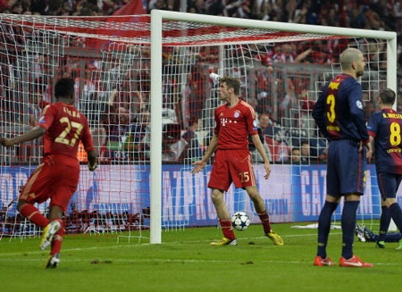 Thomas Mueller khiến hàng thủ Barcelona tan nát