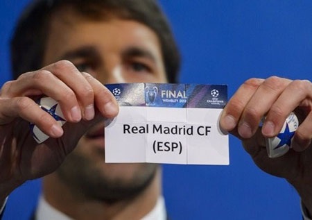 Những lá thăm mà Van Nistelrooy lựa chọn đã có sự sắp đặt?