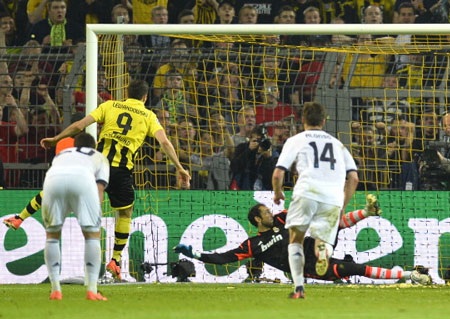 Lewandowski nã đến 4 bàn thắng vào lưới Diego Lopez