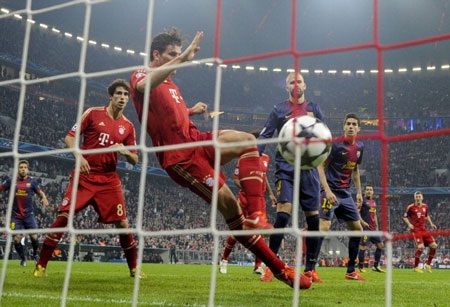 Bayern Munich gây sốc khi thắng đậm Barcelona tại Allianz Arena - 2 Mario Gomez nâng tỷ số lên 2-0 cho Bayern Munich
