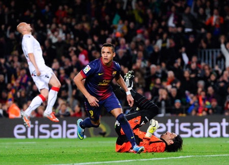 Alexis Sanchez cũng để lại dấu ấn với một cú đúp