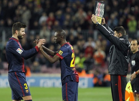 Abidal thay Pique ở phút 69, đánh dấu màn tái xuất sau 604 ngày nghỉ dưỡng thương