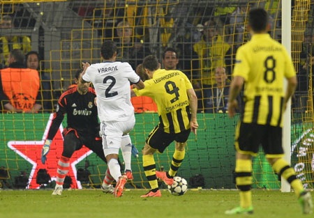 Lewandowski ghi 4 bàn, Real Madrid thảm bại trước Dortmund - 1 Lewandowski mở tỷ số từ rất sớm cho Dortmund