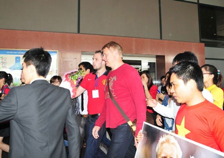 Thủ môn huyền thoại Peter Schmeichel: “Tôi chưa sợ bất kỳ tiền đạo nào” - 1 Schmeichel đã có mặt ở sân bay Nội Bài sáng ngày 24/4