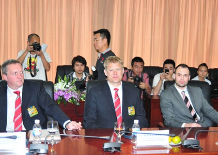 Thủ môn huyền thoại Peter Schmeichel: “Tôi chưa sợ bất kỳ tiền đạo nào” - 2 Huyền thoại người Đan Mạch trong buổi họp báo