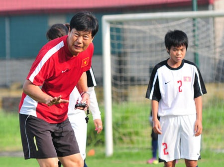 HLV Trần Vân Phát tin vào cơ hội tham dự World Cup 2015 - 1 HLV Trần Vân Phát tự tin vào thực lực của tuyển nữ Việt Nam