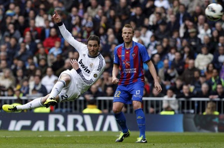 Higuain mở màn cho chiến thắng đậm đà của Real Madrid