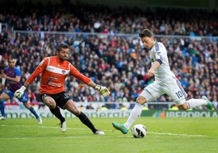 Oezil tỏa sáng với cú đúp vào lưới Levante