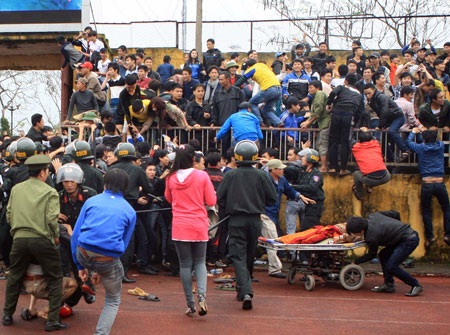 Sân Vinh và nỗi lo “vỡ” sân - 1 Công tác an ninh đang được thắt chặt ở sân Vinh - Ảnh: Gia Hưng