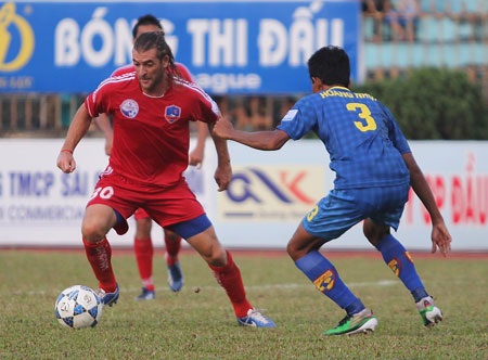 Nicolas Hernandez (trái) lập công giúp chủ nhà QNK Quảng Nam đánh bại Hà Nội