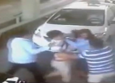 4 kẻ đánh "hội đồng" nữ nhân viên thu phí cầu Bãi Cháy trình diện - 1 4 người đàn ông to khỏe hợp sức lôi nữ nhân viên 48 tuổi ra khỏi bốt bán vé để hành hung