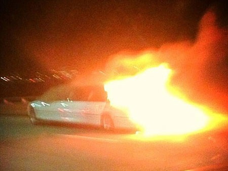 Ngọn lửa bốc lên từ đuôi xe. Ảnh: Twitter
