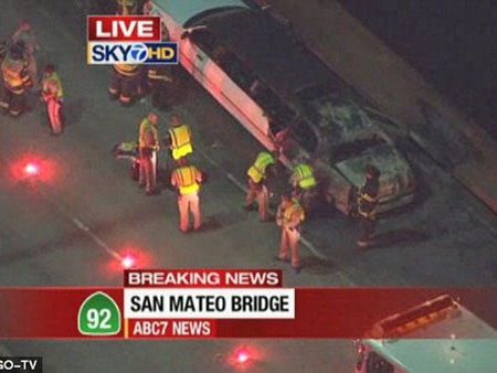 Xe bốc lửa từ ngăn để hàng lý phía sau. Ảnh: AP