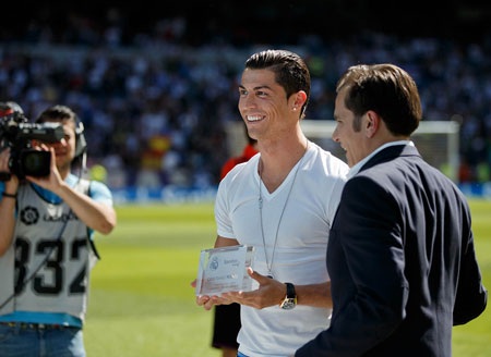 C. Ronaldo: Kẻ hám tiền ở Real Madrid - 1 C. Ronaldo ở lại Real Madrid chỉ vì tiền