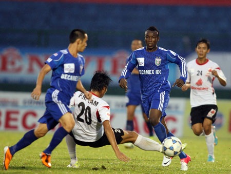 Cả ĐT Long An và B. Bình Dương đều cần tăng cường lực lượng - Ảnh: Sơn Dũng