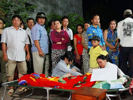 Khánh Hòa: 3 học sinh chết đuối thương tâm - 2 Gia đình Ý đang khóc ngất bên thi hài của em
