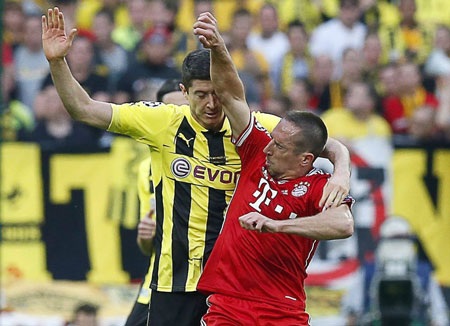 Trọng tài đã từ chối một quả penalty của Dortmund - 1 Tình huống chơi cùi chỏ của Ribery với Lewandowski
