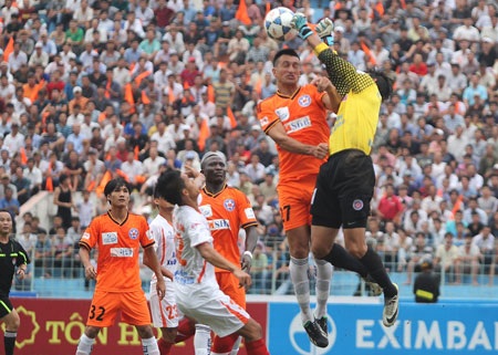 Vua phá lưới V-League 2013: “Sát thủ” Merlo đang trở lại - 1 Merlo đang dần lấy lại bản năng “sát thủ” của vòng cấm địa