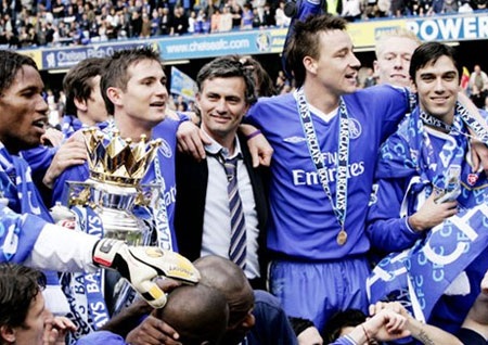Mourinho đã sở hữu 2 Premier League, 1 FA Cup, 2 Carling Cup cùng Chelsea