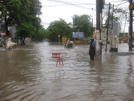 Cơn mưa lớn khiến thành phố Hải Phòng chìm trong biển nước - 1 Cơn mưa lớn khiến thành phố Hải Phòng trong biển nước