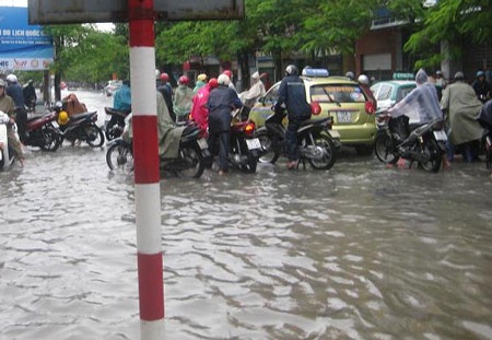 Cơn mưa lớn khiến thành phố Hải Phòng chìm trong biển nước - 2 Cơn mưa lớn khiến thành phố Hải Phòng trong biển nước