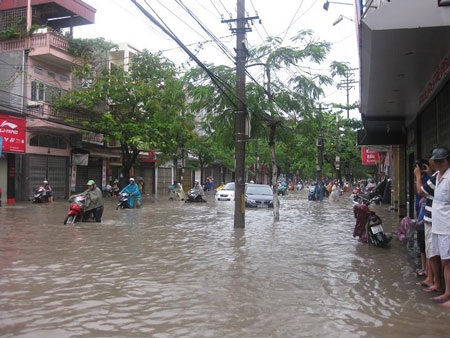Cơn mưa lớn khiến thành phố Hải Phòng chìm trong biển nước - 3 Đường Lê Lợi là một trong những con đường bị ngập nặng nhất sau trận mưa đêm qua.