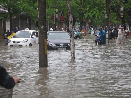 Cơn mưa lớn khiến thành phố Hải Phòng chìm trong biển nước - 4 Đường Lê Lợi là một trong những con đường bị ngập nặng nhất sau trận mưa đêm qua.