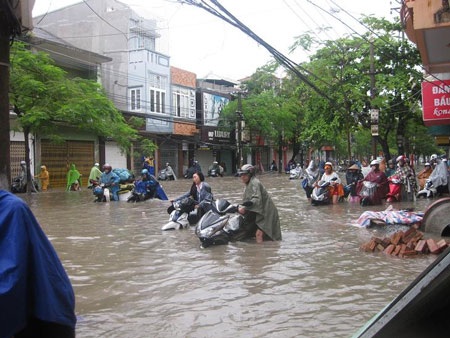 Cơn mưa lớn khiến thành phố Hải Phòng chìm trong biển nước - 5 Đường Lê Lợi là một trong những con đường bị ngập nặng nhất sau trận mưa đêm qua.