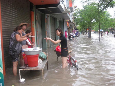 Cơn mưa lớn khiến thành phố Hải Phòng chìm trong biển nước - 6 Hàng bắp nếp
