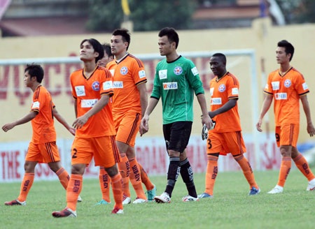 Nỗi buồn bại trận của các cầu thủ Đà Nẵng - Ảnh: Gia Hưng
