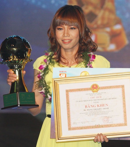 Quốc Anh chính thức đoạt Quả bóng vàng Việt Nam 2012 - 2 Quả bóng vàng nữ năm 2012 Kiều Trinh