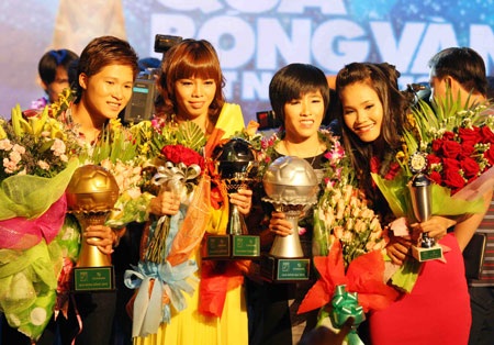 Quốc Anh chính thức đoạt Quả bóng vàng Việt Nam 2012 - 6 Bốn nữ cầu thủ có mặt ở đên Gala trao giải