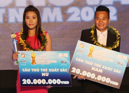 Quốc Anh chính thức đoạt Quả bóng vàng Việt Nam 2012 - 7 Phi Sơn và Chương Thị Kiều, hai cầu thủ trẻ nam nữ xuất sắc nhất