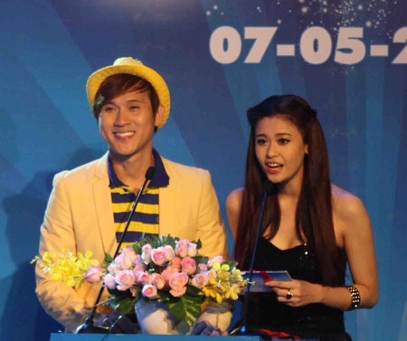 Quốc Anh chính thức đoạt Quả bóng vàng Việt Nam 2012 - 9 Hai MC của chương trình, ca sỹ Nguyên Vũ và Trương Quỳnh Anh