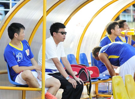 Vẻ lạnh lùng của bầu Trường với Văn Quyến