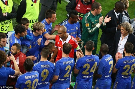 Thầy trò Benitez ngập tràn hạnh phúc trong ngày đăng quang - 2 Các cầu thủ Benfica buồn bã lên nhận HCB