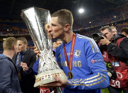 Thầy trò Benitez ngập tràn hạnh phúc trong ngày đăng quang - 10 Người hùng Torres với pha ghi bàn mở tỷ số đẳng cấp