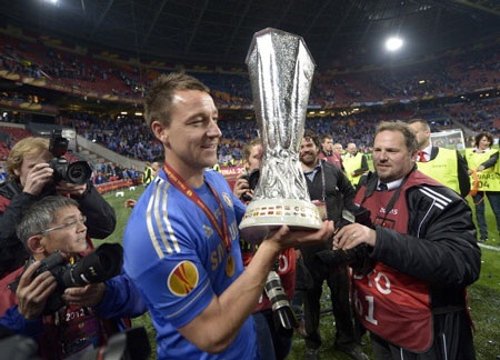 Thầy trò Benitez ngập tràn hạnh phúc trong ngày đăng quang - 11 Trung vệ John Terry không thể ra sân trước Benfica do chấn thương
