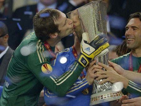 Thầy trò Benitez ngập tràn hạnh phúc trong ngày đăng quang - 13 Thủ thành Petr Cech không giấu được cảm giác sung sướng với danh hiệu Europa League