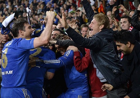 Thầy trò Benitez ngập tràn hạnh phúc trong ngày đăng quang - 1 Lampard chia vui với các CĐV Chelsea trên sân Amsterdam Arena