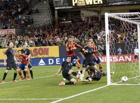 “Kép phụ” tỏa sáng, Tây Ban Nha dễ dàng đánh bại Ailen - 2 Thủ môn Casillas chỉ vào sân trên băng ghế dự bị