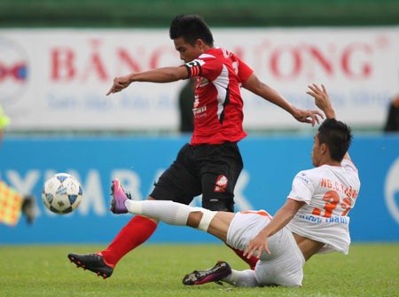 Vòng 11 V-League 2013: ĐT Long An sẽ đứng… cuối bảng lượt đi? - 1 ĐT Long An đang gặp nhiều khó khăn - Ảnh: Sơn Dũng