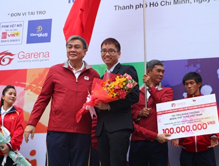 “Quả ngọt đầu mùa” của thể thao điện tử Việt Nam tại AIMAG 4 - 4 Ông Nguyễn Quang Hưng, đại diện công ty VED trao tài trợ đoàn thể theo Việt Nam